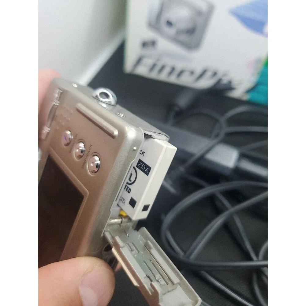 FUJIFILM Finepix F450 5.2MP Digital Camera FOR PARTS BAD SCREEN. camera turns on
